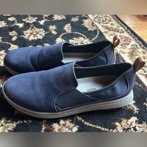Clark’s Womens cloudstepper slip on sneaker size 8 dark navy